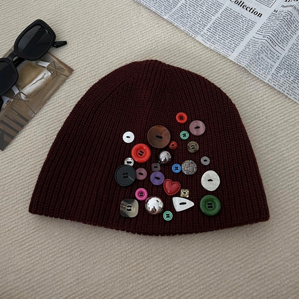Beanie Cuffed Knit - Bunte Strickmütze mit Knöpfen, unregelmäßig geknöpft,